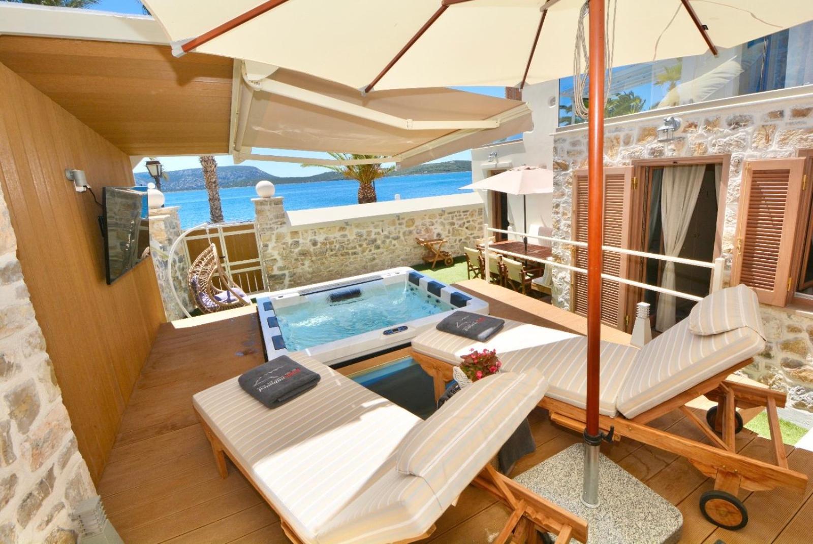 Villasonboard Rock Villa 3 Bed, 3 Bath, Jacuzzi, Seaside Ermioni Zewnętrze zdjęcie